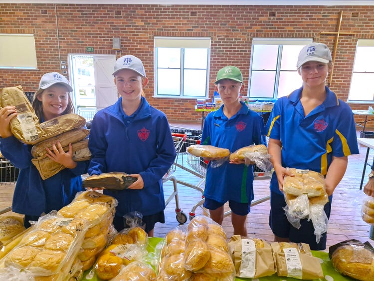 Students helping Tumut Community Pantry.
